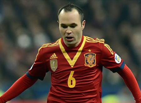 قط يثير ارتباكا في كامب نو ..  وأندريس أنيستا يبحث عن حل " فيديو "