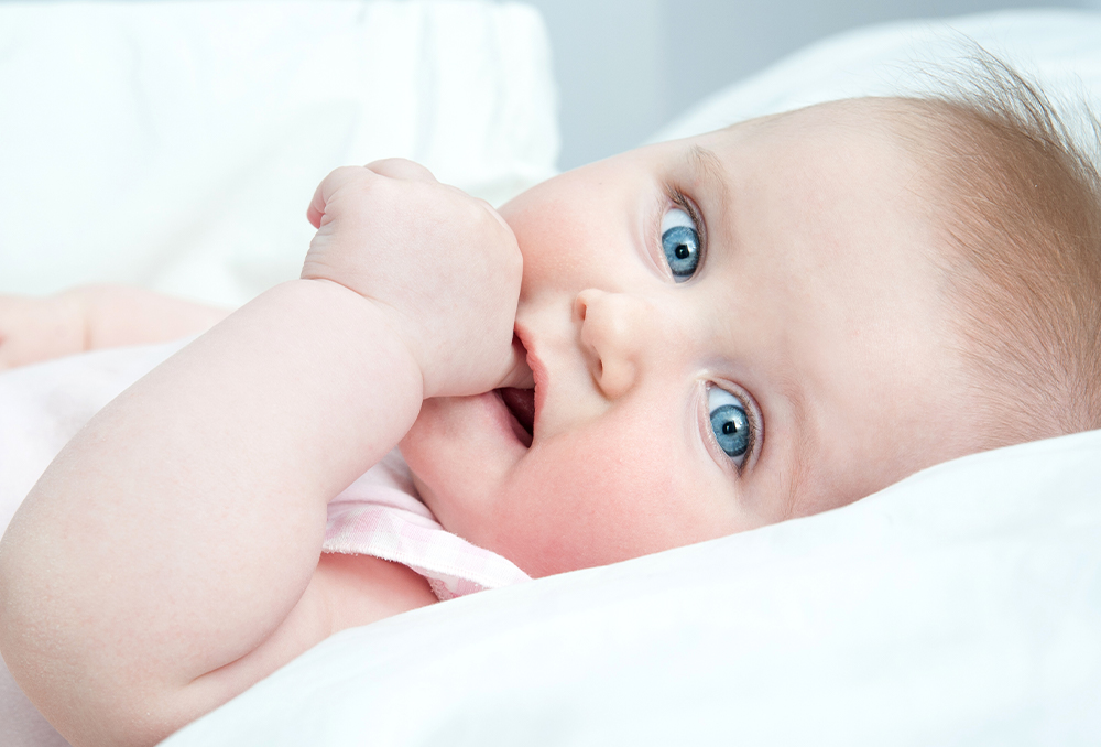 تعرفي إلى العادات السيئة التي يقوم بها الرضيع، وتعلمي طرق التخلص منها؟