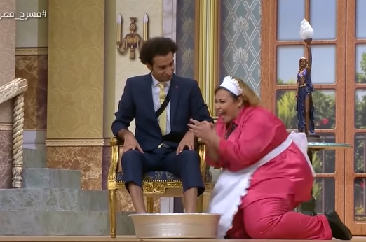 علي ربيع لـ ويزو "الطشت قاللي ياحلوه ياللي قومي استحمي" 
