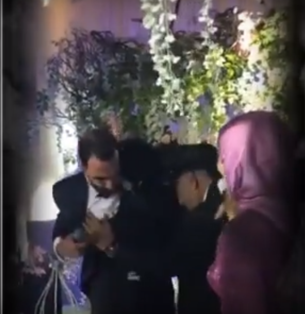 بالفيديو ..  أب يحمل ابنه العريس ويتسبب في بكاء العروس والمعازيم