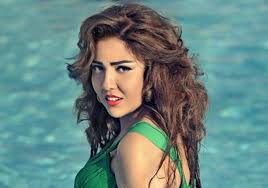 مي كساب تظهر للمرة الأولى بوزنها الزائد بصور رومانسية مع زوجها ..  صادم!