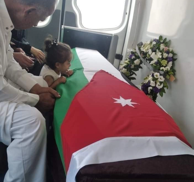 صورة مؤثرة لابنة الشهيد الجوابرة تجتاح مواقع التواصل الاجتماعي 