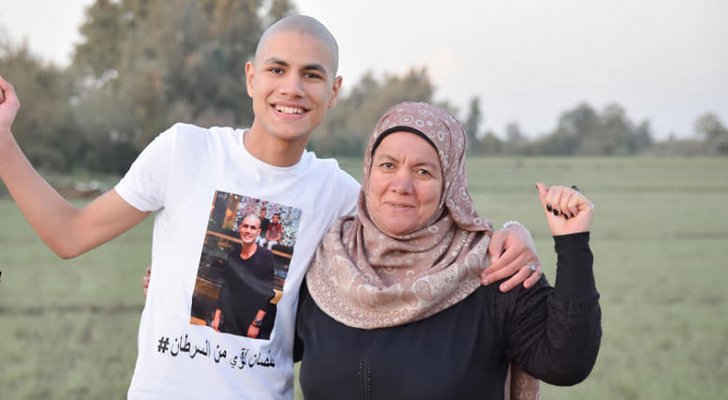 رسالة مؤثرة تشعل مواقع التواصل  .. مصري مصاب بالسرطان لوالدته : "ادفنيني بالنهار بخاف من الليل"