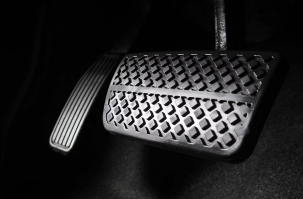 وظيفة سرّية في دواسة الوقود تغيّر قواعد قيادة السيارات إلى الأبد