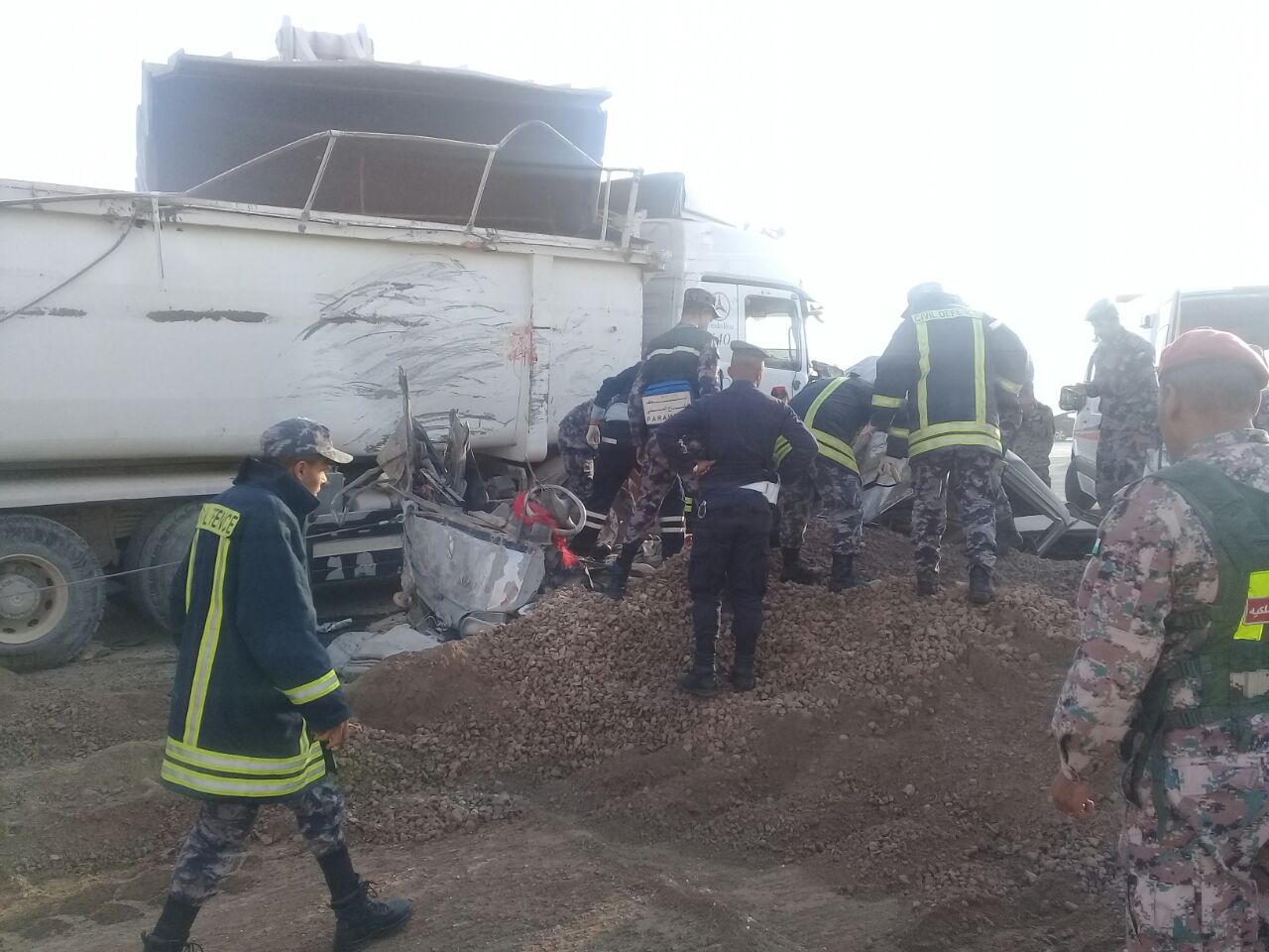 بالفيديو ..  اهالي الضحايا المصريين في حادث الازرق يهاجمون السفارة المصرية