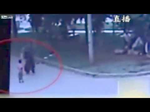 بالفيديو: يحطم جمجمة طفل في حديقة عامة "من دون سبب" !!