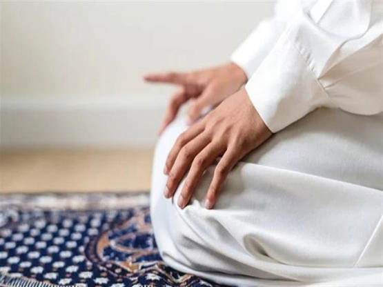بالفيديو ..  توقيف إعلامي أردني لمشاركته في صلاة الجمعة