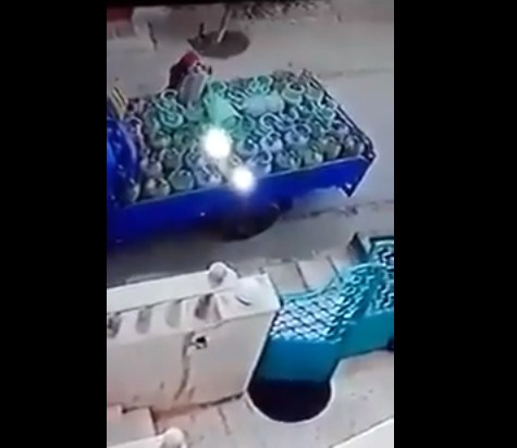 بالفيديو  ..  شاب يسرق اسطوانة غاز من سيارة توزيع الغاز و يلوذ بالفرار 