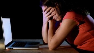رجل يروع رئيسة وزراء بلاده عبر 92 رسالة ويهددها بالقتل