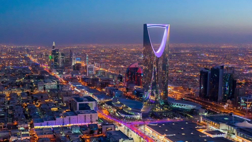 تراجع البطالة بين السعوديين إلى 7.7%