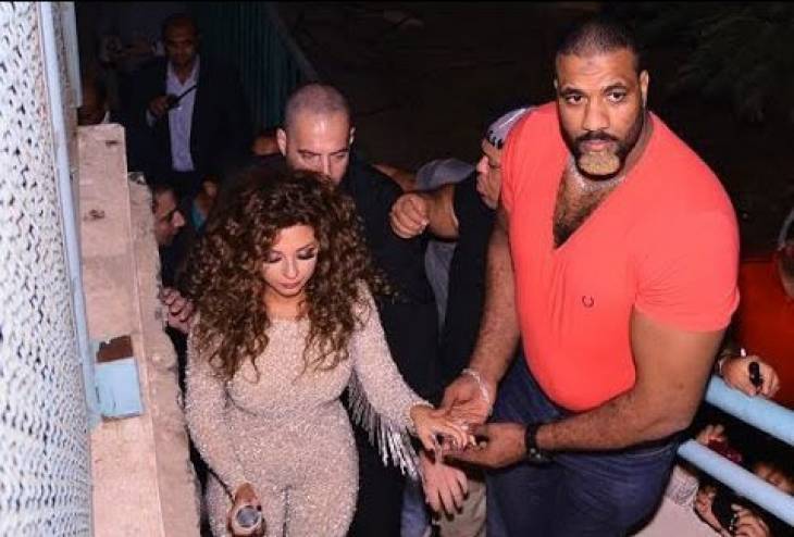 بالفيديو : ميريام فارس تُعنّف حارسها الشخصي 'الضّخم' أمام الجمهور!!