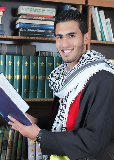 يزن الكركي يهنئ خليل عامرية بمناسبة تخرجه من جامعة مؤتة
