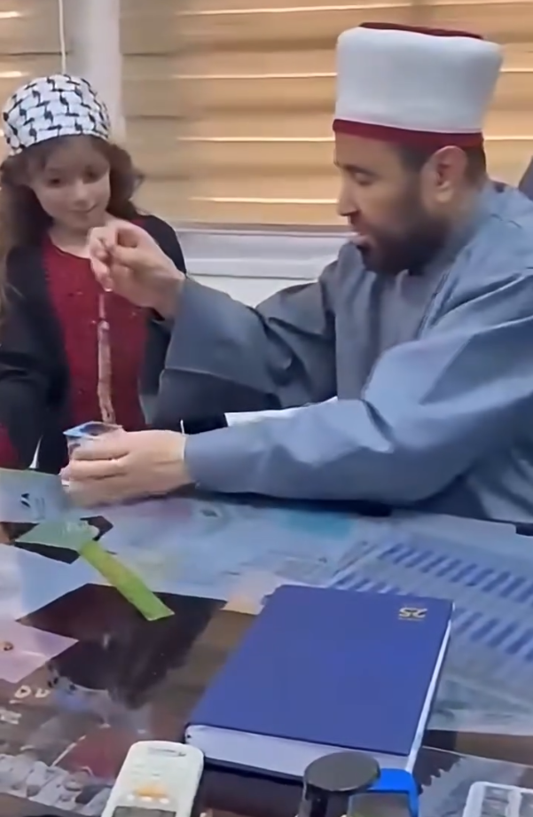 فيديو لوزير الأوقاف الفلسطيني يثير الجدل بعد قراءة الماء بالمسبحة لطفلة لطرد الحسد 