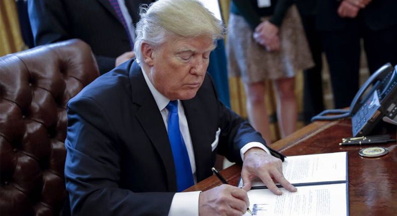 ترامب يوسع حظر السفر إلى الولايات المتحدة ويشمل دولاً جديدة منها عربية 