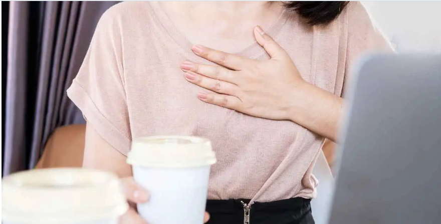 متى يصبح خفقان القلب بعد القهوة مدعاة للقلق؟