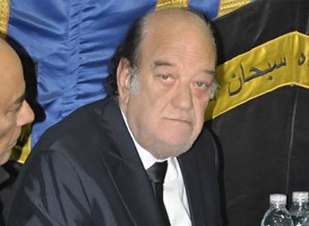 بالصور  ..  حسن حسني يدخن الشيشة 