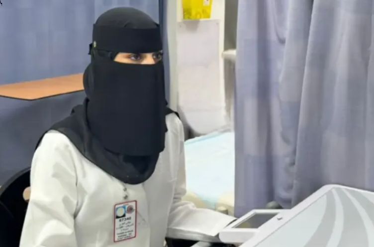 عقب توقف قلبه ..  ممرضة سعودية تنقذ رجلاً تعرض لحادثة دهس