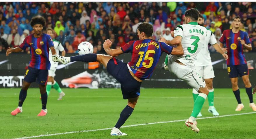 رغم تصدر الدوري الإسباني ..  صدمة قوية لبرشلونة