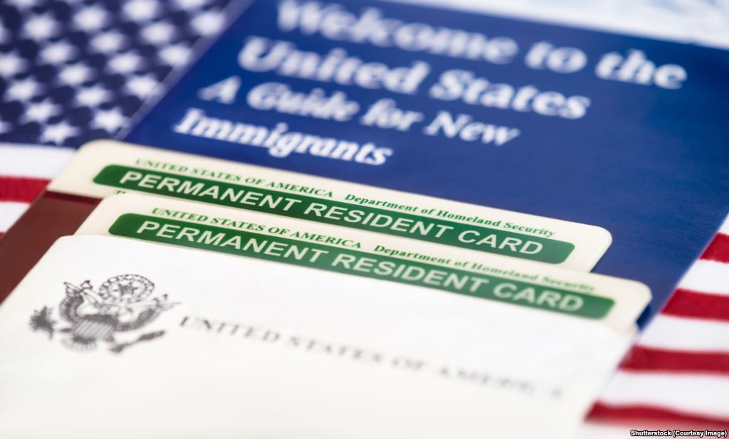 مسؤول أميركي: حظر جديد على السفر سيعفي حاملي البطاقات الخضراء