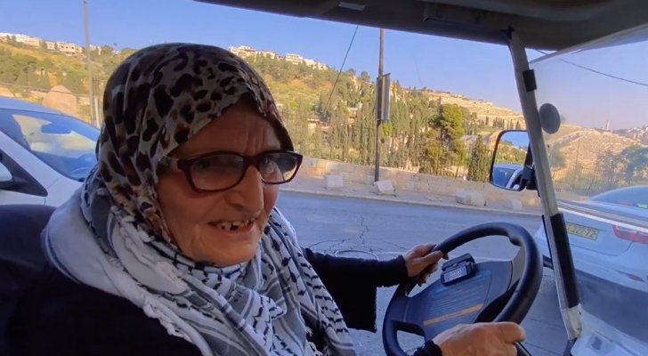 بالفيديو ..  شاهد مسنة فلسطينية تتنقل بين المسجد الأقصى وبيتها بـ "توك توك" 