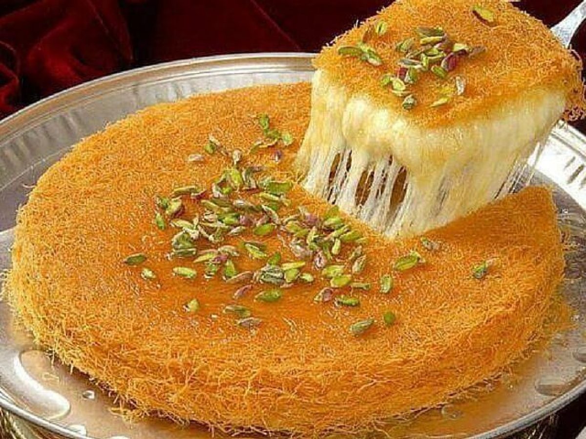 احذر ..  الإكثار من حلويات رمضان يصيبك بـ5 أعراض بعضها خطير