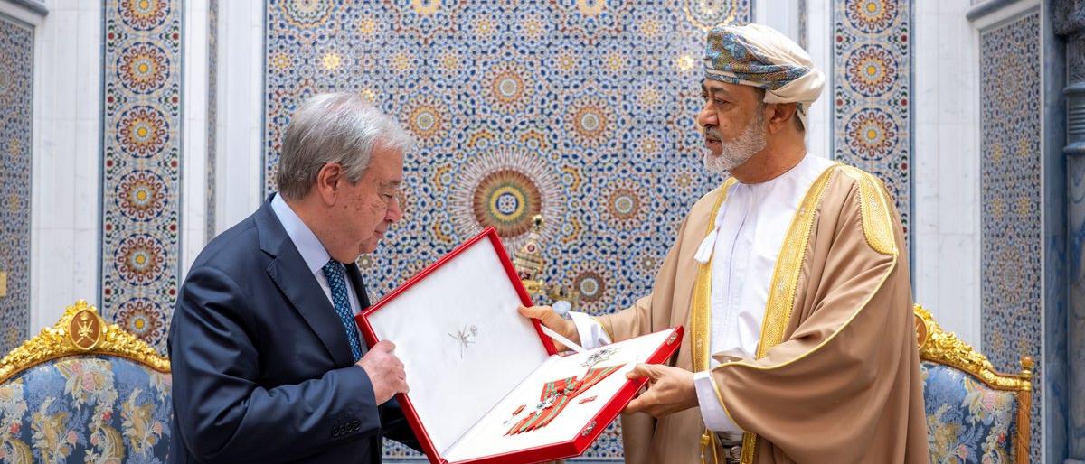 بن طارق يمنح غوتيريش وسام عُمان من الدرجة الأولى