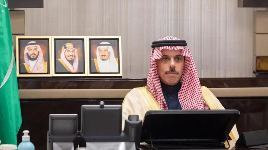 الأمير فيصل بن فرحان يبحث مع وزراء احتواء أزمة المنطقة