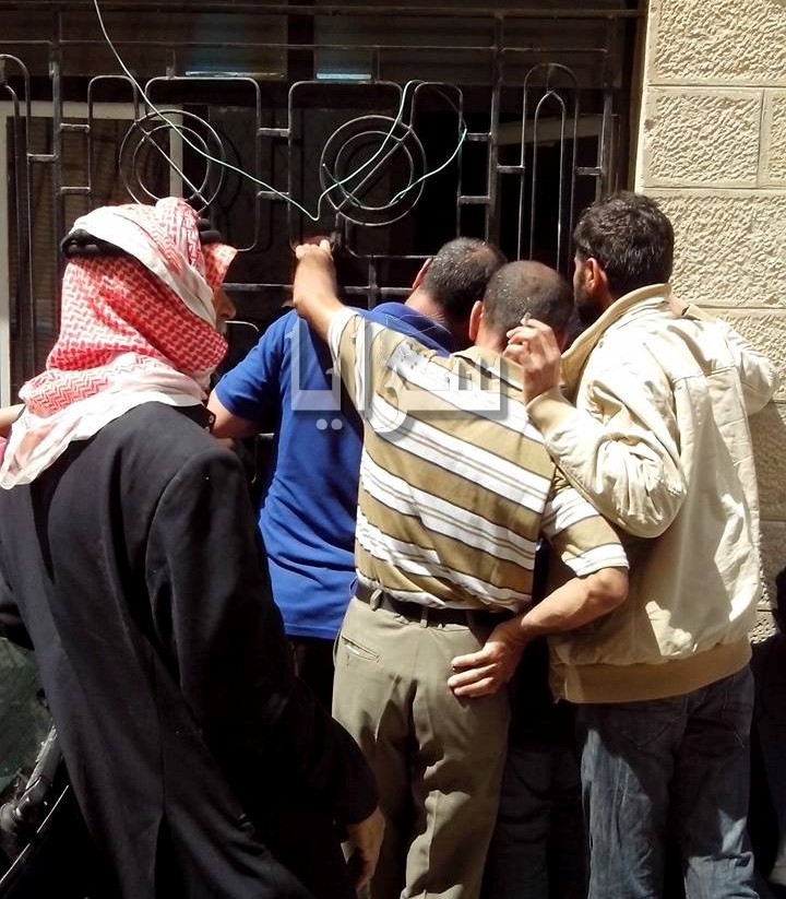 بالصور "ذل" المواطنين أمام "ضريبة الدخل" ومنعهم من الدخول و التكلم معهم عبر النوافذ فقط