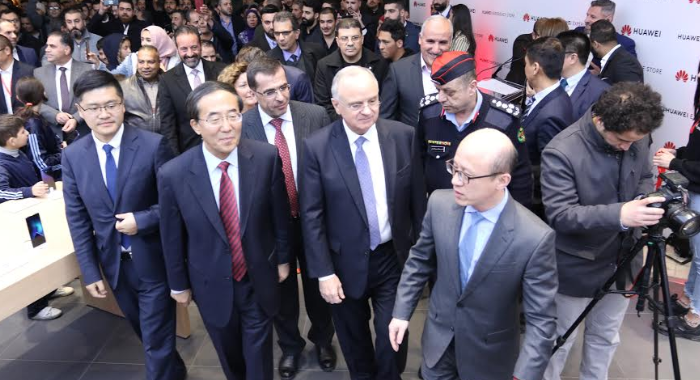 Huawei تفتتح متجر تجارب العملاء الأكبر من نوعه في المنطقة وجهة مثالية لعرض التقنيات الأحدث والمنتجات الأفضل!