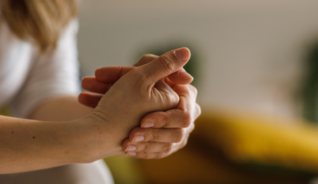 حقيقة العلاقة بين طقطقة الأصابع والتهاب المفاصل