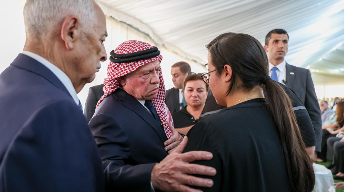 الملك مواسياً ابنة الشهيد عاصم برقان: مسكناهم وهذه ليست النهاية ..  وابنة الشهيد: أنت الأب وكلنا ثقة