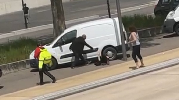 فيديو يخطف الانفاس  ..  ستيني بريطاني يقتل زوجته وسط الشارع وينتحر