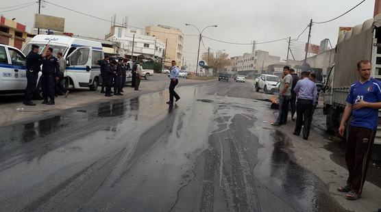 بالصور  ..  موظفو "المطاحن"  يغلقون الطريق احتجاجاً على عدم تسلم رواتبهم في حوارة 