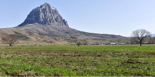 جبل غامض بقمة مكسورة ..  ما علاقته بسفينة نوح؟