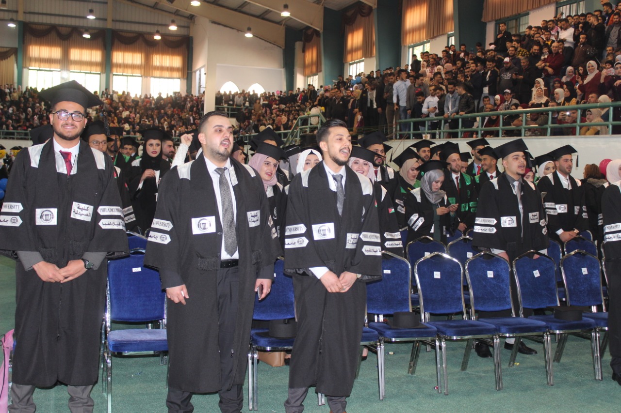 بالصور  ..  جامعة فيلادلفيا تزهو بتخريج الفوج " 26 " من طلبتها للفصل الأول 2019/2020
