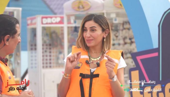 دينا الشربيني تضرب رامز جلال في (عقله طار) - فيديو