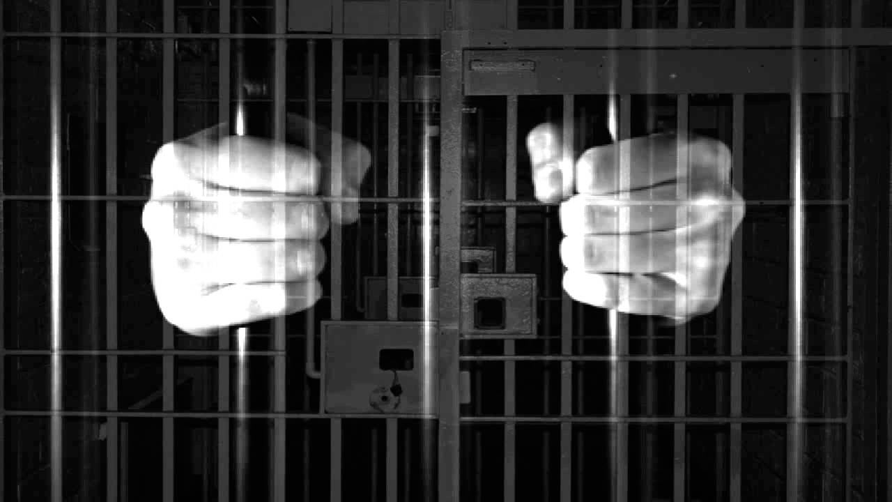 السجن المؤبد وسحب الجنسية لـ5 بحرينيين تخابروا مع إيران 
