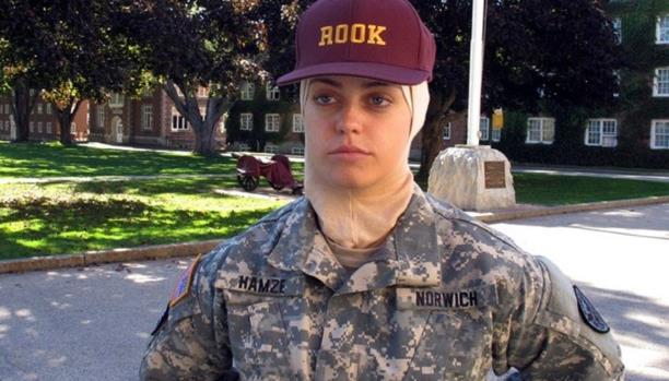  عسكرية محجّبة تغير نظاماً أميركياً عمره 200 سنة