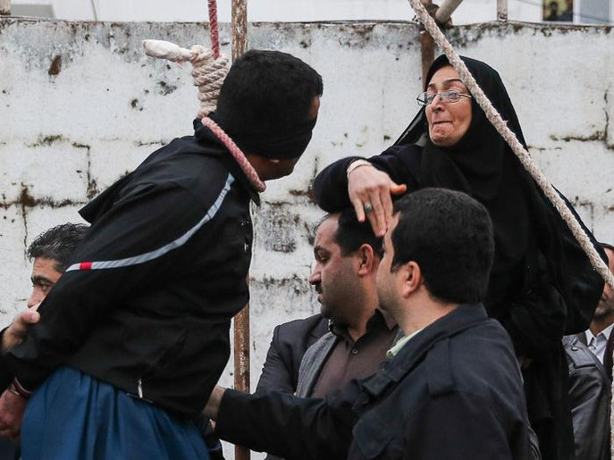 بالصور والفيديو : أم تصفع قاتل إبنها ..  وتنقذه من المشنقة قبل اعدامه بلحظات