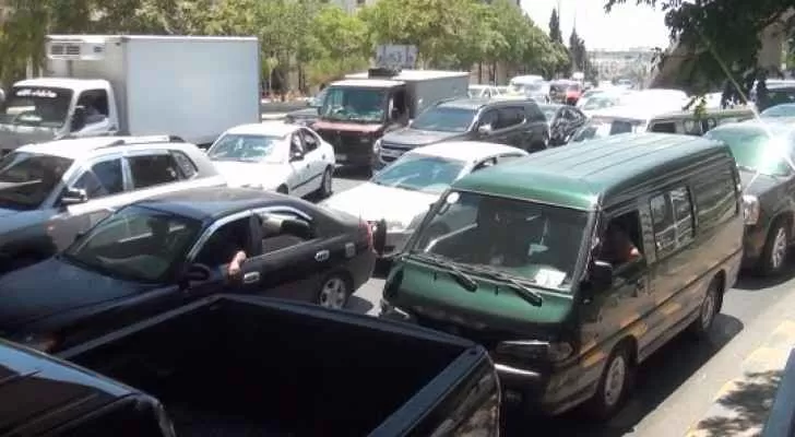 حادث صدم بعمود كهرباء يتسبب بأزمة مرورية خانقة على شارع الاستقلال