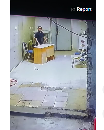 فيديو مرعب  .. كلب شرس يهجم على رجل داخل محله ويحاول عقره 