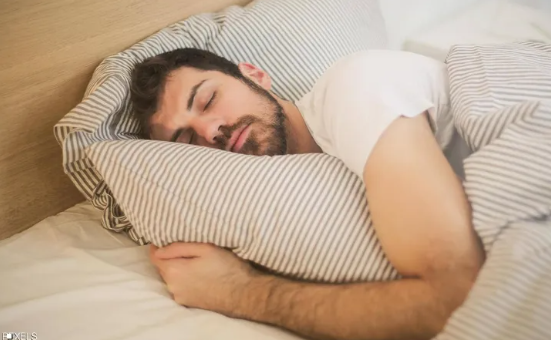 كيف يمكن لقلة النوم أن تؤثر على حالتك المزاجية؟