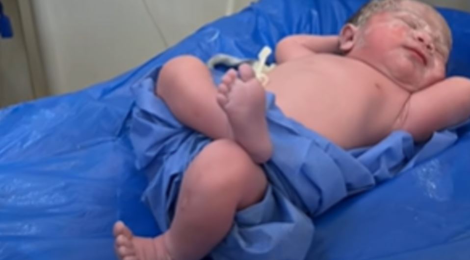فيديو رضيع "الرجل على رجل" يشعل الجدل ..  والنقابة في مصر تتدخل