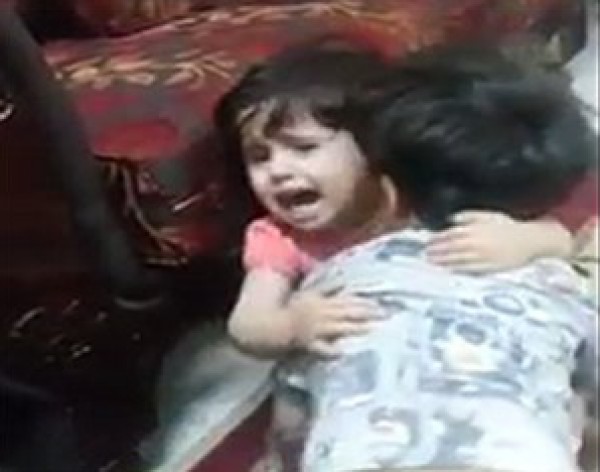 بالفيديو ..  طفلة  أسرت القلوب ببكائها على أخيها الذي مثل عليها دور  "الميت" 