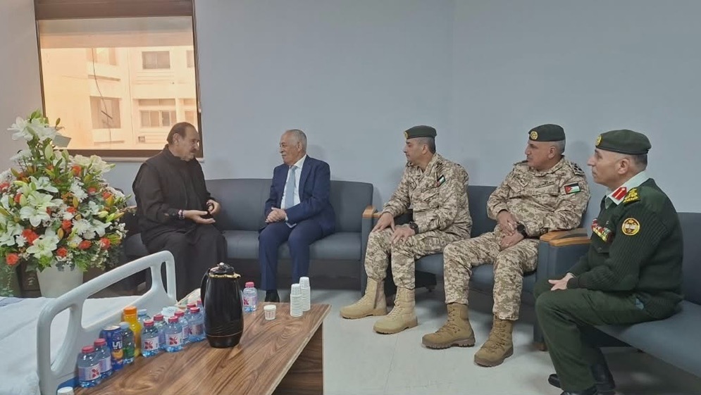 العيسوي ينقل تمنيات الملك وولي العهد للفريق المتقاعد متعب الزبن بالشفاء العاجل