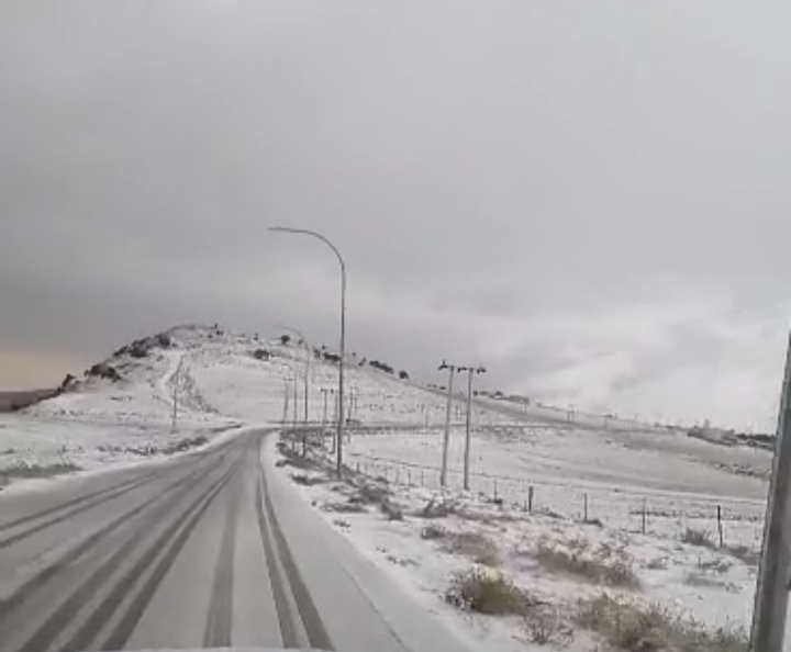 بالفيديو ..  بدء تساقط الثلوج على المرتفعات الجنوبية
