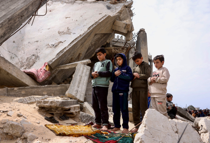 أطفال غزة يتحدون الدمار ..  ركعاتهم رسالة حياة للأمة