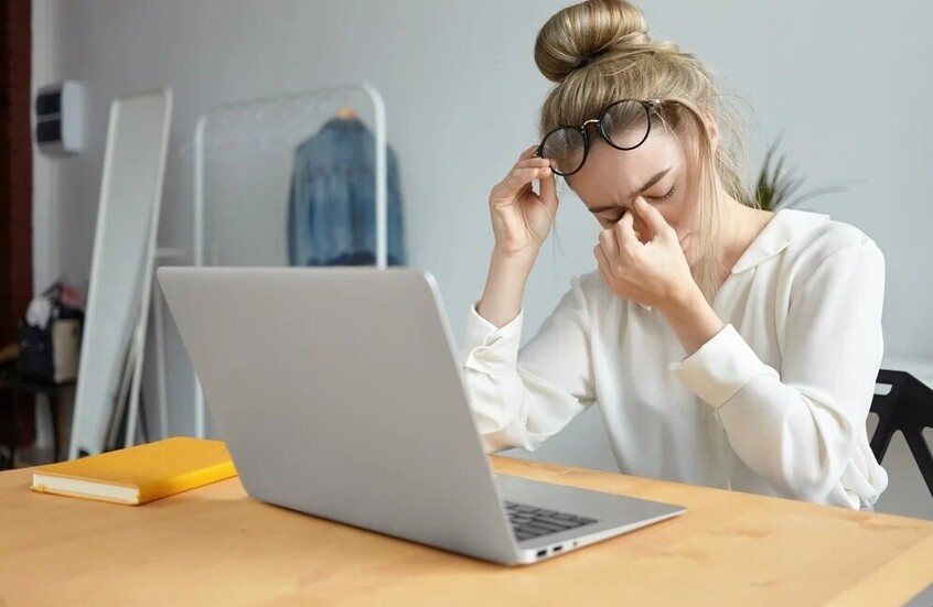 خطر الإجهاد البصري ..  مدة القراءة الآمنة ونصائح لراحة العين أثناء العمل