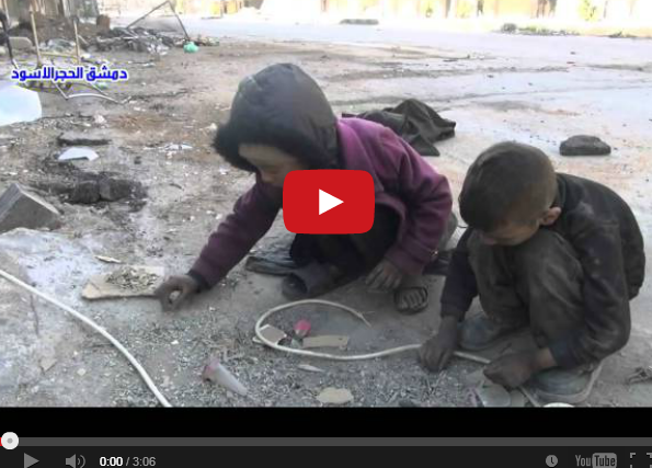 بالفيديو ..  أطفال سوريون يبحثون عن فتات الخبز في الشوارع  ليأكلونه