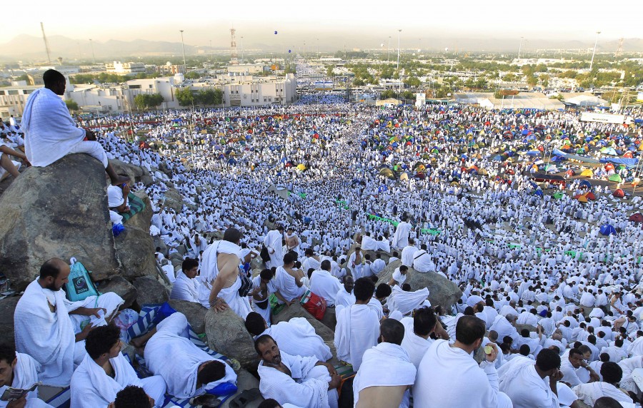 حجاج بيت الله الحرام تلهج ألسنتهم بالدعاء للأمة